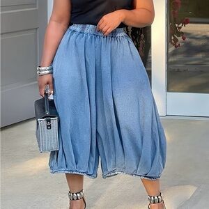 Women's Light Blue Cropped Jeans